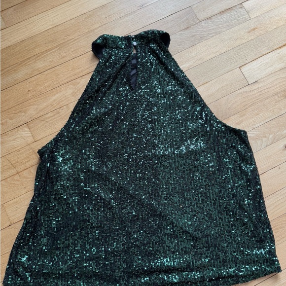 🍂CLEAROUT Green Sequin Halter Top - Cable & Guage - Picture 7 of 12